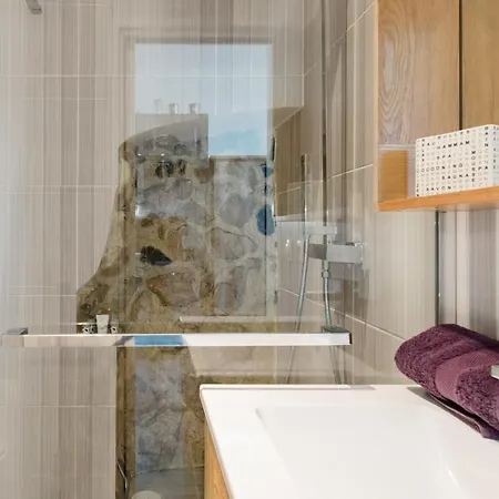 Pj - Dine On The Balcony At A Sleek Writer's Loft And Enjoy The View