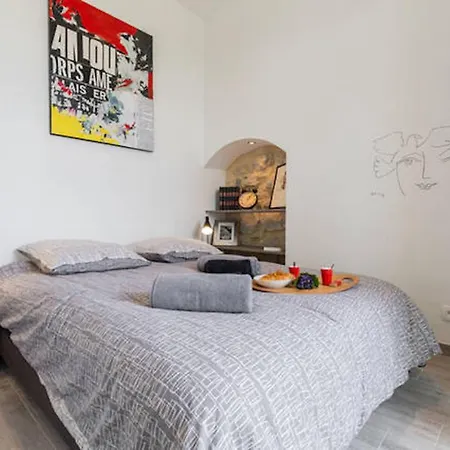 Apartment Pj - Dine On The Balcony At A Sleek Writer's Loft And Enjoy The View Nice