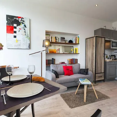Apartment Pj - Dine On The Balcony At A Sleek Writer's Loft And Enjoy The View