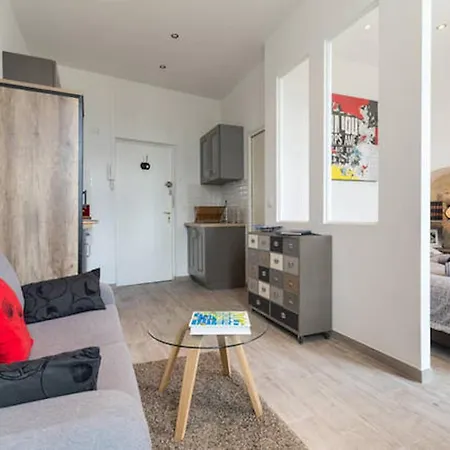 Pj - Dine On The Balcony At A Sleek Writer's Loft And Enjoy The View Nice