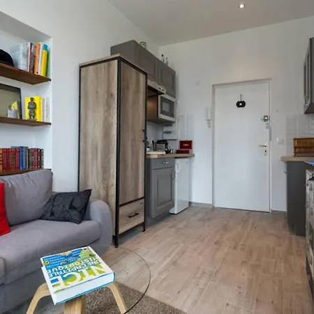 Apartment Pj - Dine On The Balcony At A Sleek Writer's Loft And Enjoy The View