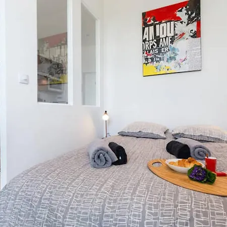 Apartment Pj - Dine On The Balcony At A Sleek Writer's Loft And Enjoy The View Nice