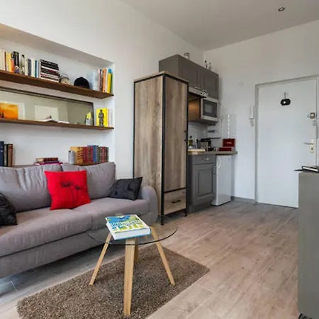 Pj - Dine On The Balcony At A Sleek Writer's Loft And Enjoy The View *