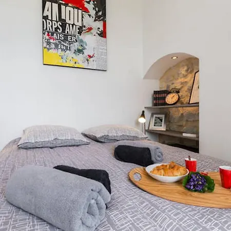 Pj - Dine On The Balcony At A Sleek Writer's Loft And Enjoy The View *