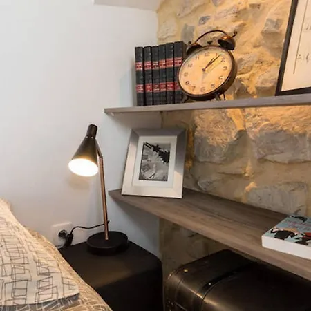 Lejlighed Pj - Dine On The Balcony At A Sleek Writer's Loft And Enjoy The View