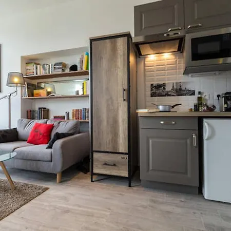 Lejlighed Pj - Dine On The Balcony At A Sleek Writer's Loft And Enjoy The View Nice