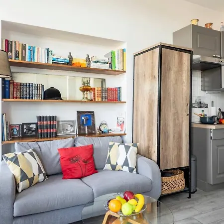 Pj - Dine On The Balcony At A Sleek Writer's Loft And Enjoy The View Apartment