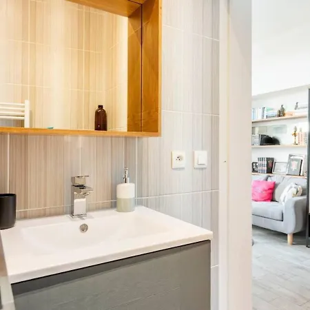 Pj - Dine On The Balcony At A Sleek Writer's Loft And Enjoy The View *
