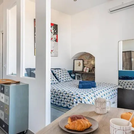 Apartment Pj - Dine On The Balcony At A Sleek Writer's Loft And Enjoy The View