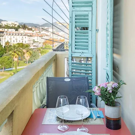 Pj - Dine On The Balcony At A Sleek Writer's Loft And Enjoy The View Lejlighed