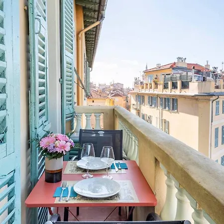 Pj - Dine On The Balcony At A Sleek Writer's Loft And Enjoy The View Apartment