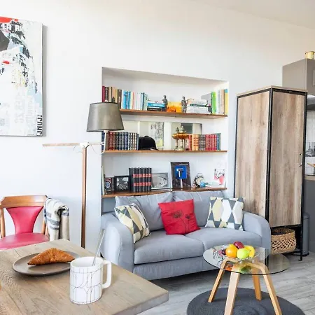 Apartment Pj - Dine On The Balcony At A Sleek Writer's Loft And Enjoy The View