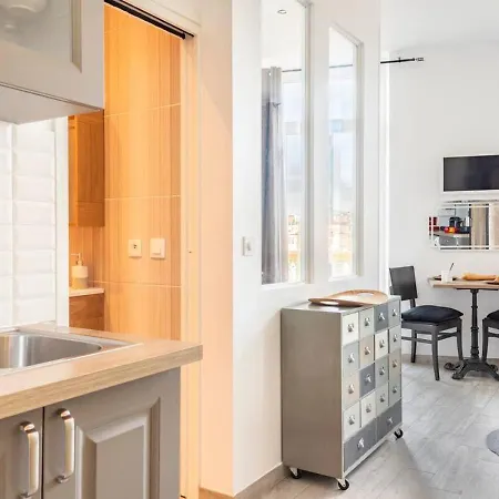 Apartment Pj - Dine On The Balcony At A Sleek Writer's Loft And Enjoy The View *