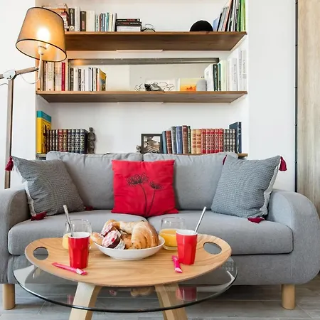 Pj - Dine On The Balcony At A Sleek Writer's Loft And Enjoy The View Apartment *