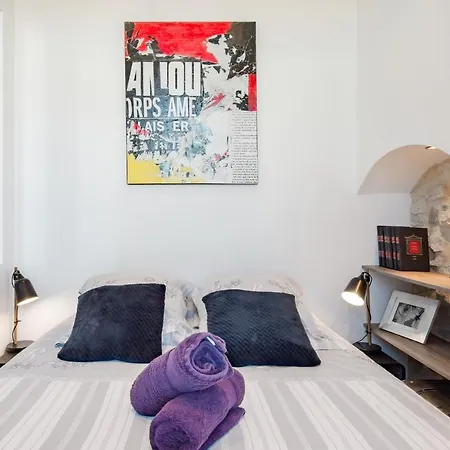 Pj - Dine On The Balcony At A Sleek Writer's Loft And Enjoy The View *