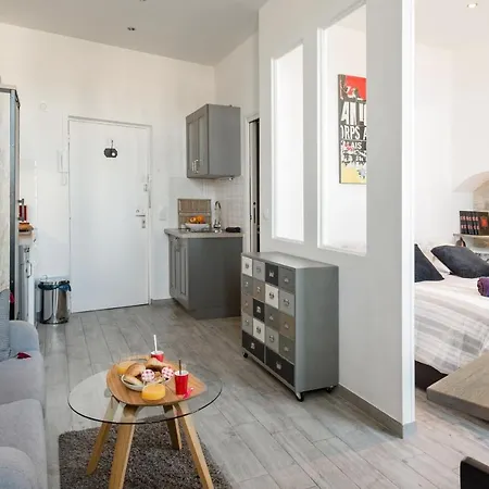 Apartment Pj - Dine On The Balcony At A Sleek Writer's Loft And Enjoy The View