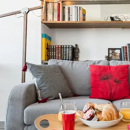 Pj - Dine On The Balcony At A Sleek Writer's Loft And Enjoy The View Nice